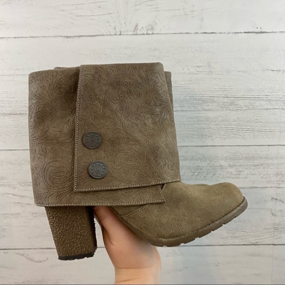 Muk Luks Chris Embossed Cuffed Heel Boots Size 8 - Picture 3 of 10
